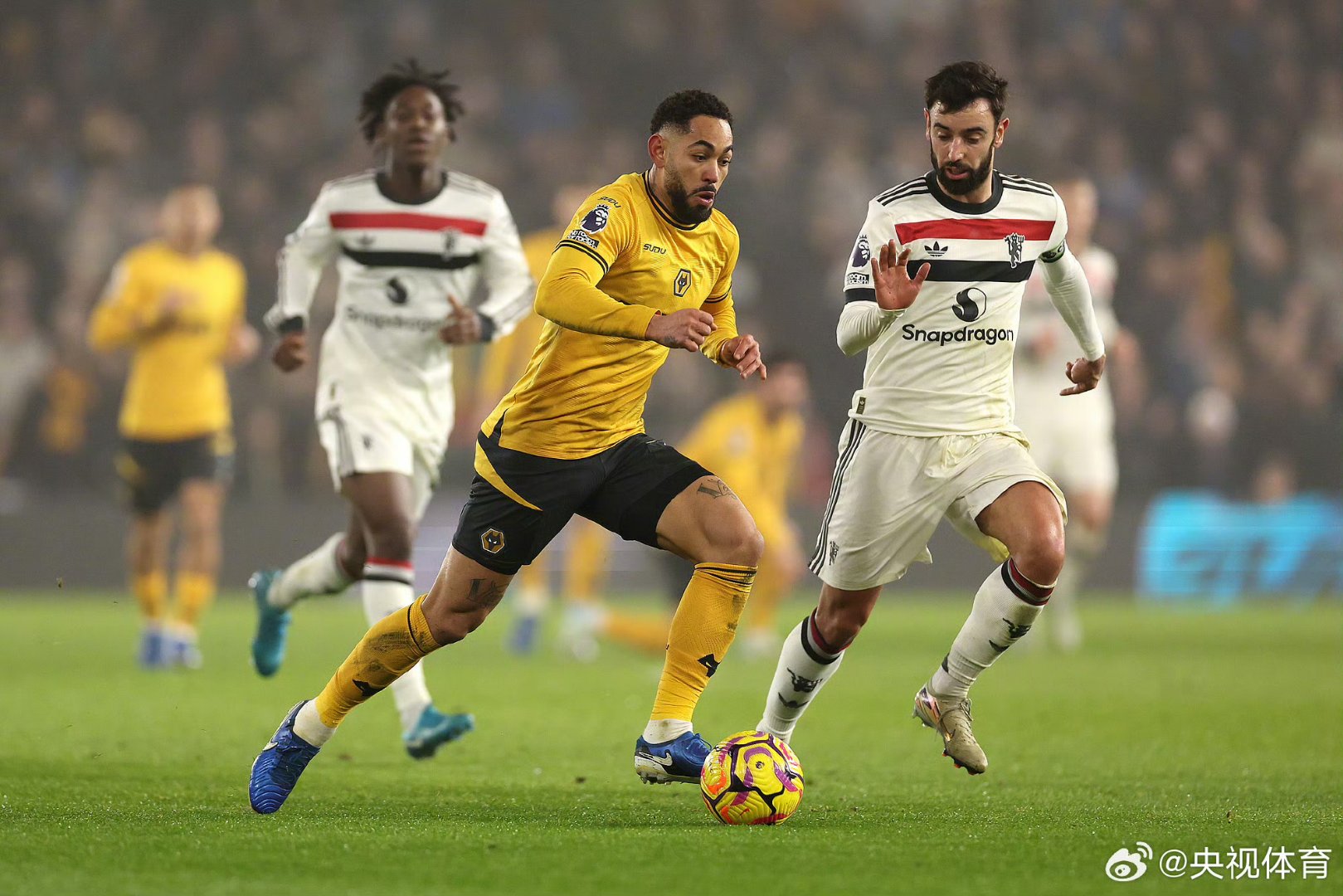 kaiyunapp-关于曼联训练开放日；冲刺阶段远射贴柱引欢呼；德国杯在即；更衣室氛围转暖的信息