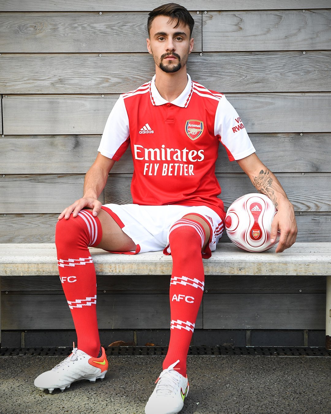 kaiyun-英超赛程吃紧，塞维利亚冲刺阶段复出首秀，质疑声仍在，团队化学反应显著的简单介绍