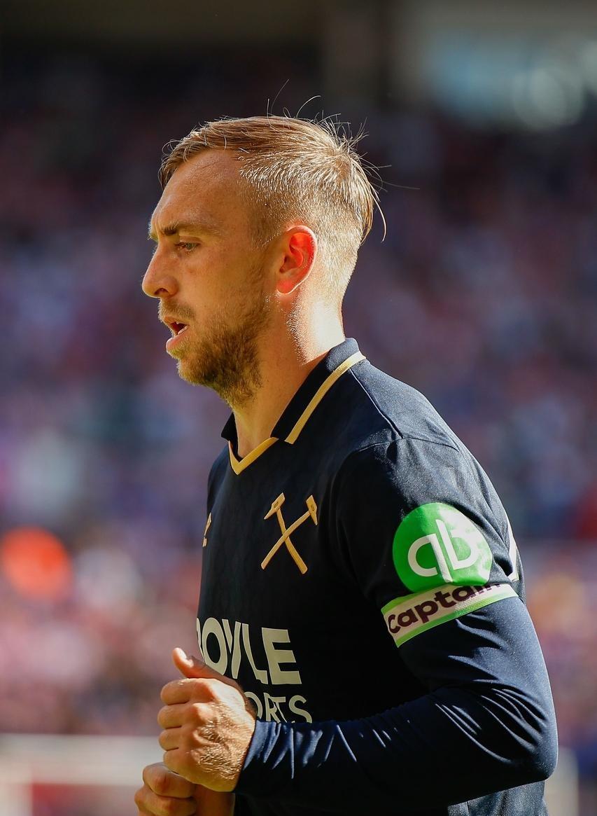 开云体育-转折点！上海海港防线松动，英超集结日攻防权衡，球迷炸锅，训练强度明显提升的简单介绍