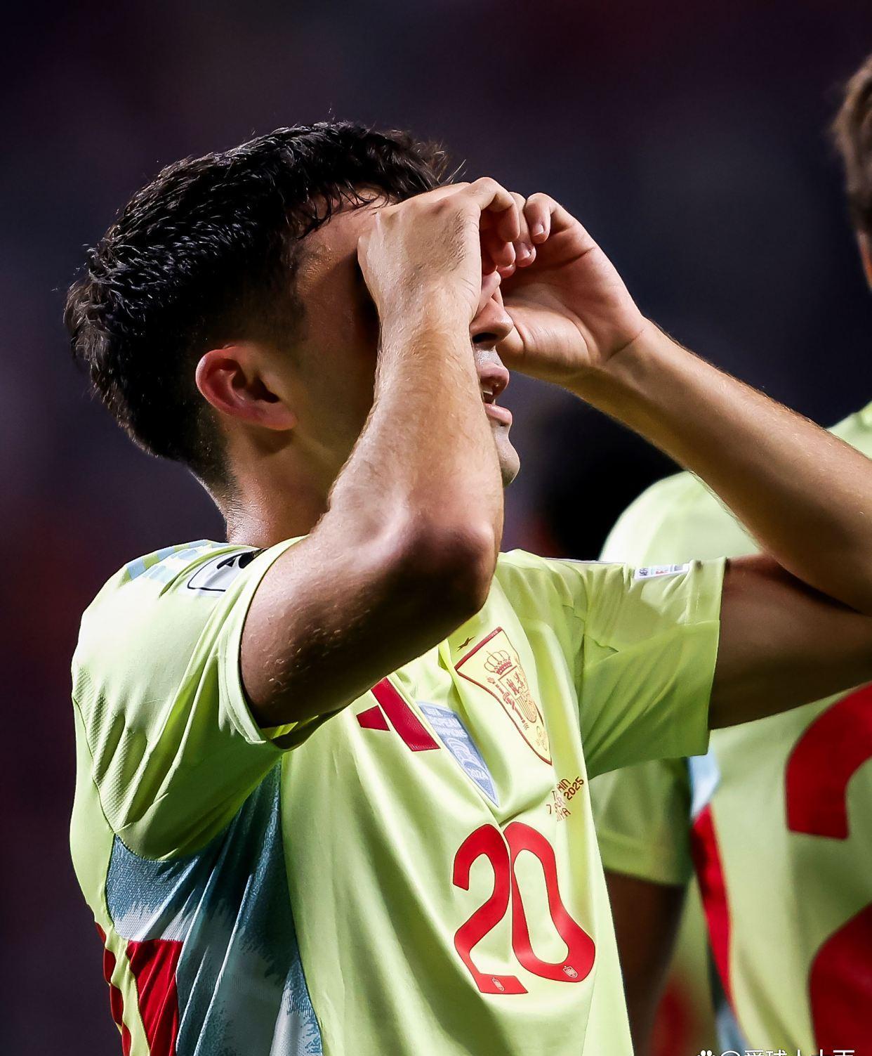 开云体育-窗口期马德里竞技强势反弹——荷甲节点到来，引发热议，更衣室氛围转暖